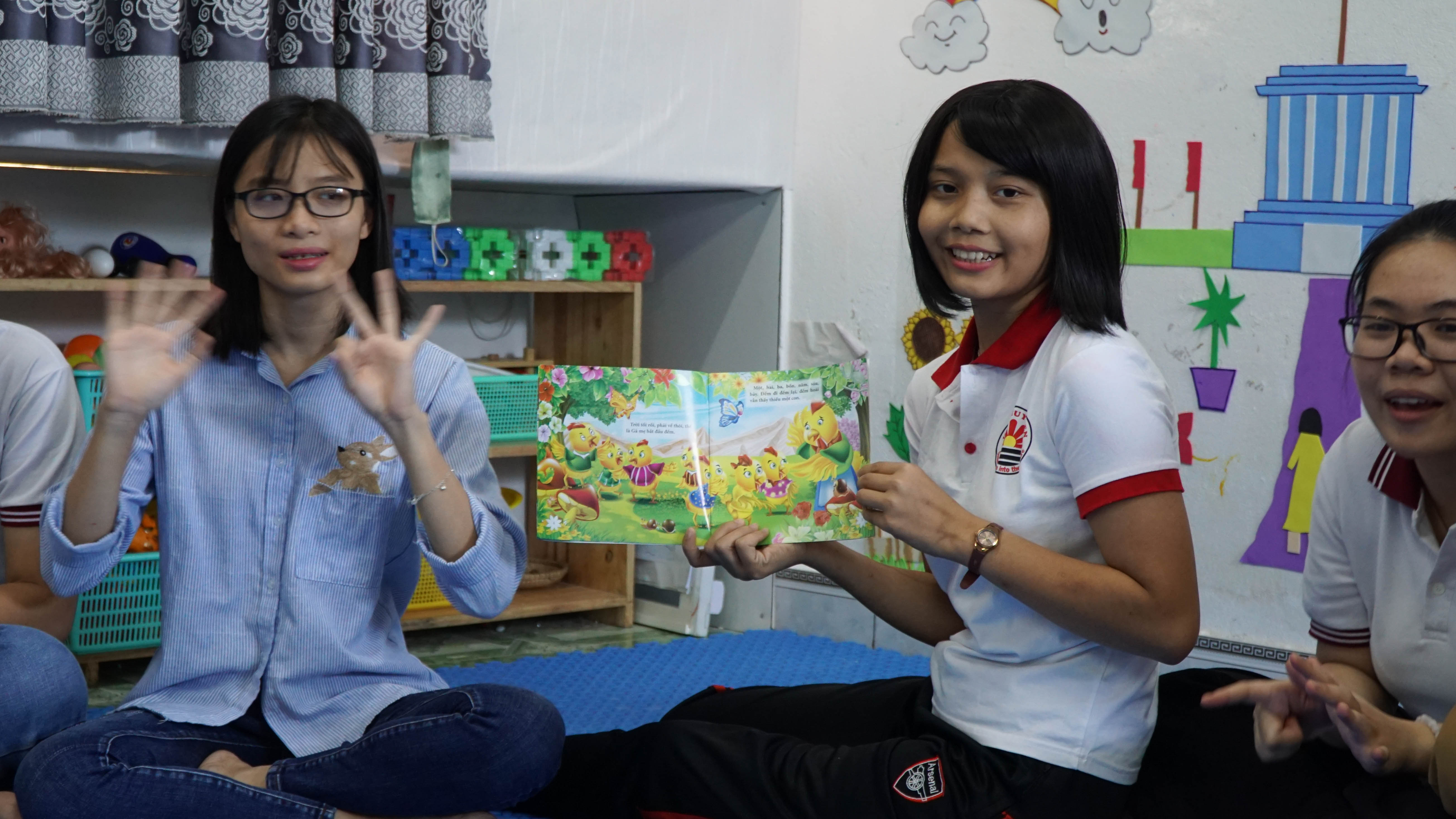 Mai Ly kể chuyện về Gà mẹ loẵng ngoẳng cho các em