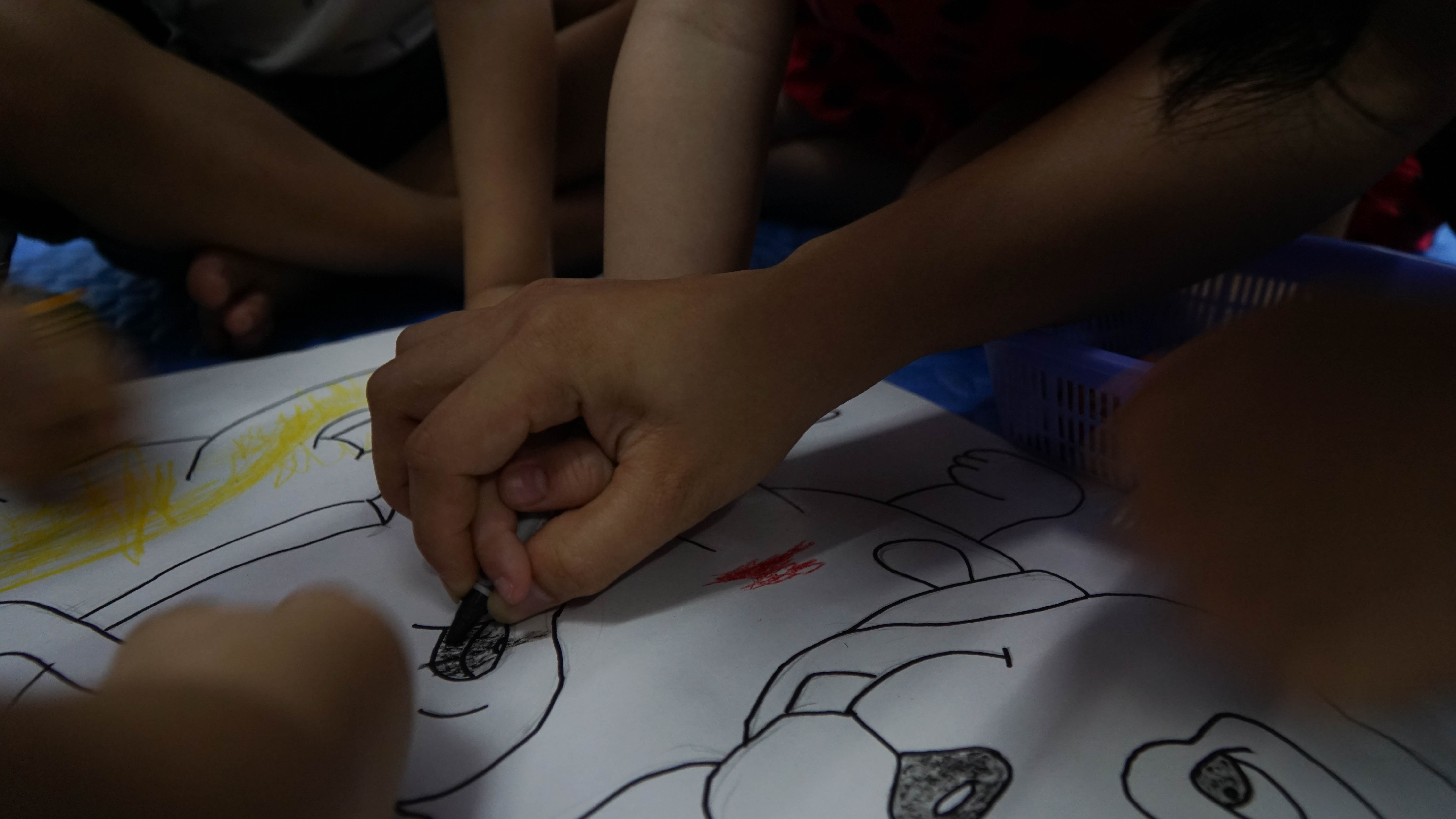 Cô Mai Ly bày các em vẽ.